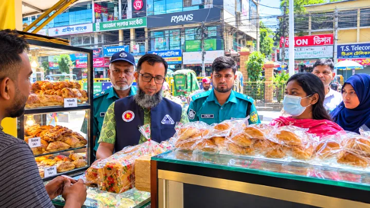 রাজশাহীতে তাজা লাইভ বেকারীকে জরিমানা